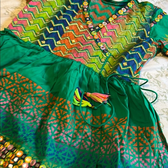 Vibrant Green and Multicolor Traditional Outfit - Picture 6 of 6